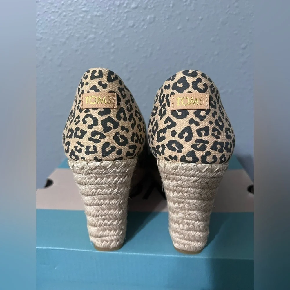 NIB TOMS Leopard Espadrille Peep Toe Wedges Women’s Sz 7 US NEW In BOX 3.5 Heel
